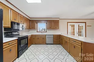 2010 Elizabeth Ave, Hickory, NC 28602 - Photo 9