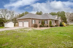 140 Della Dr, Statesville, NC 28625 - Photo 3