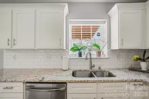 3721 Brookchase Ln, Charlotte, NC 28205 - Photo 9