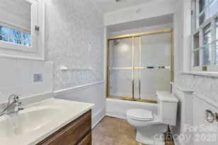 708 E Lake Dr, Greensboro, NC 27401 - Photo 13