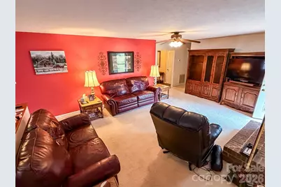 1017 3rd Avenue NW, Conover, NC 28613 - Photo 9