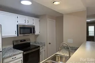 1610 Arlyn Cir, Charlotte, NC 28213 - Photo 3