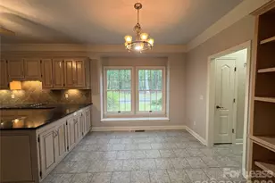 27 Mountain Lake Dr, Hendersonville, NC 28739 - Photo 3