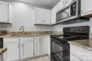 3268 Summercroft Ln, Charlotte, NC 28269 - Photo 5