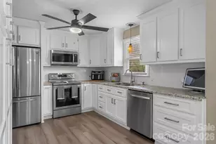 1757 Castlewood Ct, Hickory, NC 28602 - Photo 3