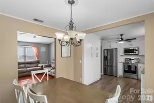 1757 Castlewood Ct, Hickory, NC 28602 - Photo 5