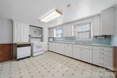 2421 35th Street Court NE, Hickory, NC 28601 - Photo 7