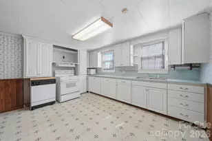 2421 35th St Ct NE, Hickory, NC 28601 - Photo 7