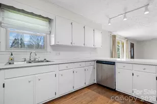 5515 Chestnut Dr, Hickory, NC 28602 - Photo 9