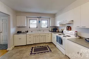 719 Oakland St, Hendersonville, NC 28791 - Photo 9