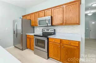 4018 Glenlea Commons Dr, Charlotte, NC 28216 - Photo 7