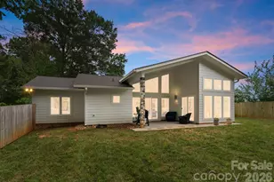 3931 Belshire Ln, Charlotte, NC 28205 - Photo 3