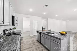 7024 Maple Run Cir, Charlotte, NC 28215 - Photo 13