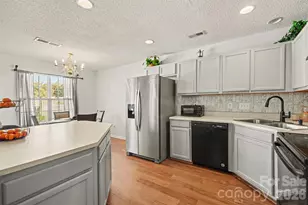 8652 Robinson Forest Dr, Charlotte, NC 28277 - Photo 11