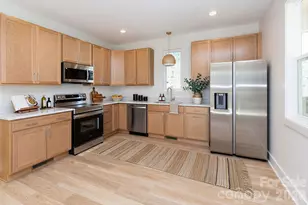 137 E Arbutus Tr, Hendersonville, NC 28792 - Photo 9