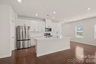 11935 Red Leaf Dr, Charlotte, NC 28215 - Photo 9