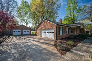 1624 Oak Trail Ln, Charlotte, NC 28216 - Photo 3