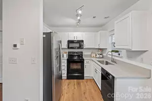 12318 Hennigan Pl Ln, Charlotte, NC 28214 - Photo 5