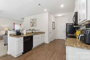 9528 Weikert Rd, Charlotte, NC 28215 - Photo 11