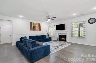 10190 Black Locust Ln, Charlotte, NC 28215 - Photo 7