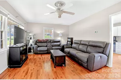 1091 16th Avenue NW, Hickory, NC 28601 - Photo 5
