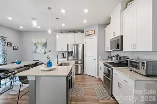 2010 Red Ash Dr, Charlotte, NC 28215 - Photo 5