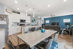 2010 Red Ash Dr, Charlotte, NC 28215 - Photo 9