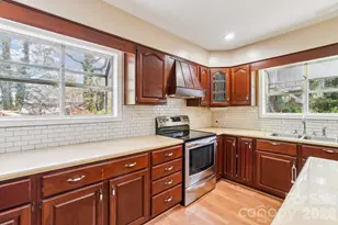 710 Heatherwood Dr, Hendersonville, NC 28792 - Photo 7