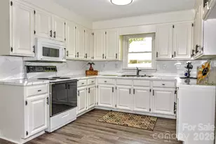 3916 Wonderland Dr, Matthews, NC 28104 - Photo 7