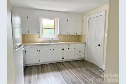 2025 28th Street NE, Hickory, NC 28601 - Photo 3