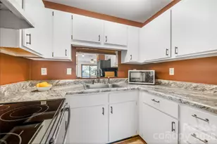 521 Courtwood Ln, Hendersonville, NC 28739 - Photo 11