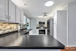 150 Westview Dr, Hendersonville, NC 28791 - Photo 9