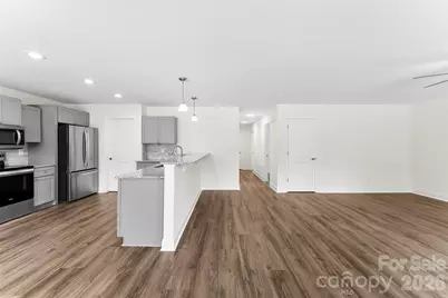 110 W Iowa Avenue, Bessemer City, NC 28016 - Photo 3