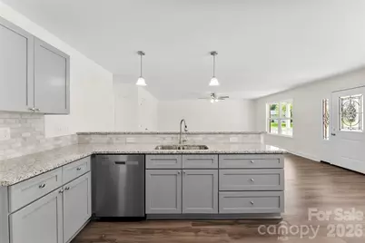 110 W Iowa Avenue, Bessemer City, NC 28016 - Photo 5