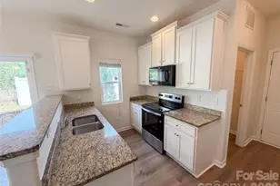 8321 Candlenut Ln, Charlotte, NC 28215 - Photo 9