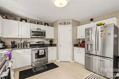 4905 Eagle Creek Drive, Charlotte, NC 28269 - Photo 9