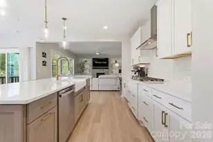 8105 Rolling Wheels Rd, Charlotte, NC 28215 - Photo 9
