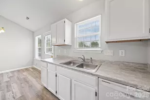 3716 Capps Hill Dr, Charlotte, NC 28216 - Photo 7