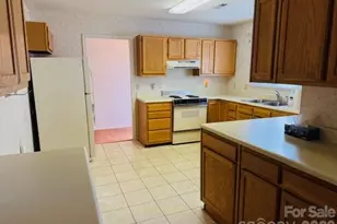 208 Dartcrest Dr, Hendersonville, NC 28792 - Photo 9