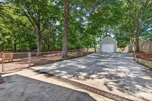 900 E John St, Matthews, NC 28105 - Photo 25