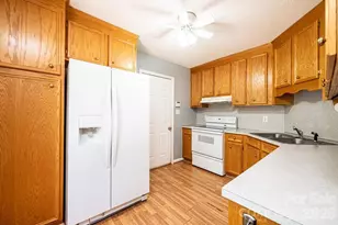 2000 Summerfield Cir, Conover, NC 28613 - Photo 11