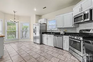 9102 Brightleaf Pl, Charlotte, NC 28269 - Photo 7