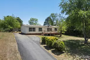 2095 Wildwood Dr, Hickory, NC 28601 - Photo 3