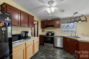 2095 Wildwood Dr, Hickory, NC 28601 - Photo 11