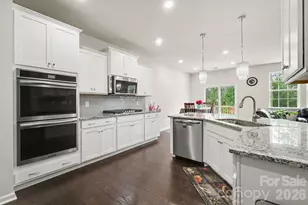 1031 Lookout Shls Dr, Fort Mill, SC 29715 - Photo 5