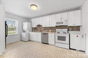 5711 Oak Dr, Charlotte, NC 28216 - Photo 9