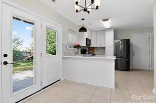 9715 Castle Terrace Ct, Charlotte, NC 28215 - Photo 11