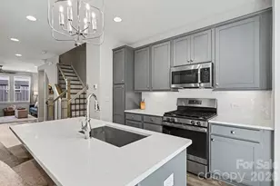 562 W End Dr, Charlotte, NC 28208 - Photo 9