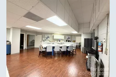 1144 Lenoir Rhyne Boulevard SE, Hickory, NC 28602 - Photo 5