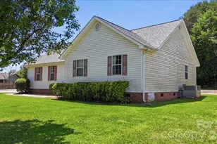 411 Patio Rd, Easley, SC 29642 - Photo 3